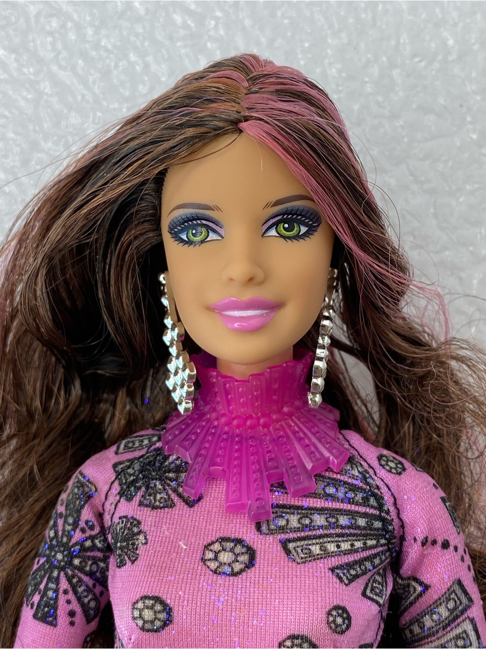 Mattel 2010 Barbie Fashionistas Swappin' Styles
Sassy Raquelle Doll Model #V7145